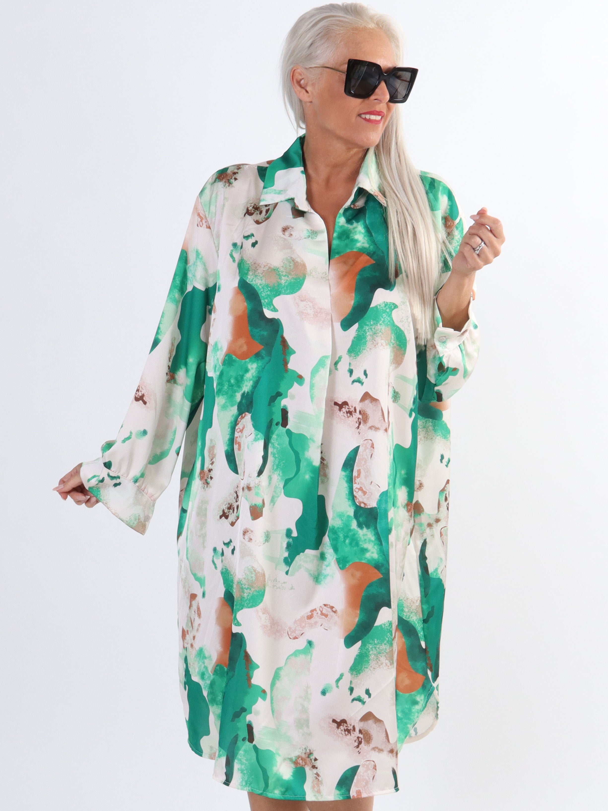 Lyng - Plus size kjole i silkelook med skjortekrave